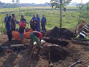 2 Jenazah yang Telantar di Musala Bandung Sudah Dimakamkan 2 Jenazah yang Telantar di Musala Bandung Sudah Dimakamkan