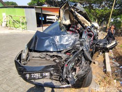 Kondisi Honda Freed Tak Terbentuk Usai Tertindih CR-V di Tol Semarang