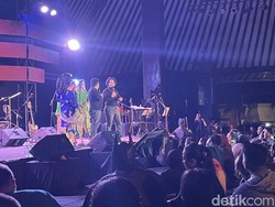 Tumplek Blek Penonton Konser 30 Tahun Pecas Ndahe di TBJT Solo