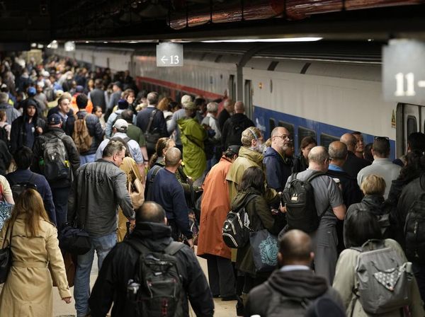 Penumpang Kereta Bawah Tanah di New York Terlantar Gegara Banjir