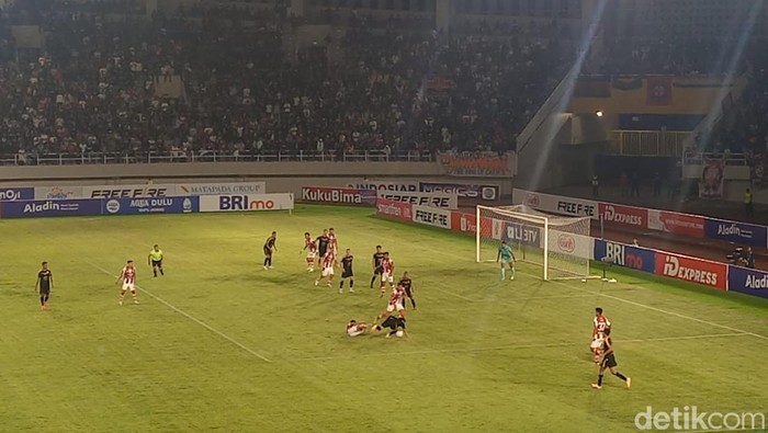 Persis Solo melawan Persija Jakarta pada pekan ke-14 Liga 1 2023/2024 di Stadion Manahan, Solo, Sabtu (30/9/2023).