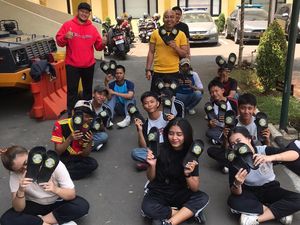 SKCK Goes to School Polresta Bogor, Pelajar Diberi Keterampilan Bikin Sandal SKCK Goes to School Polresta Bogor, Pelajar Diberi Keterampilan Bikin Sandal