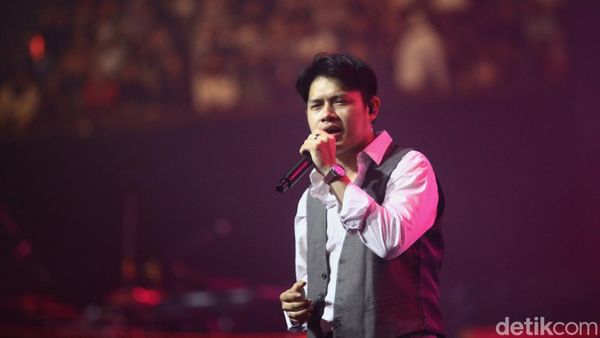 Rony Parulian Tampil, Penonton Nyanyi Bareng