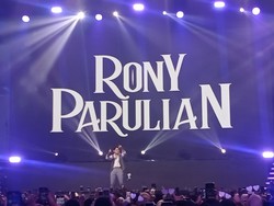 Rony Parulian Manggung di Hub Space, Penggemar Siapkan Bando hingga Kipas