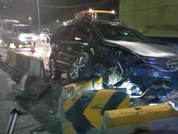 Mobil Tabrak Separator Busway di Jl Gatsu Jakpus hingga Ringsek