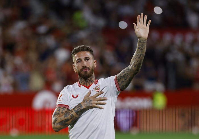 Soccer Football - Sevilla unveil new signing Sergio Ramos - Ramon Sanchez Pizjuan, Seville, Spain - September 6, 2023 Sevilla's Sergio Ramos waves to fans during the presentation REUTERS/Marcelo Del Pozo