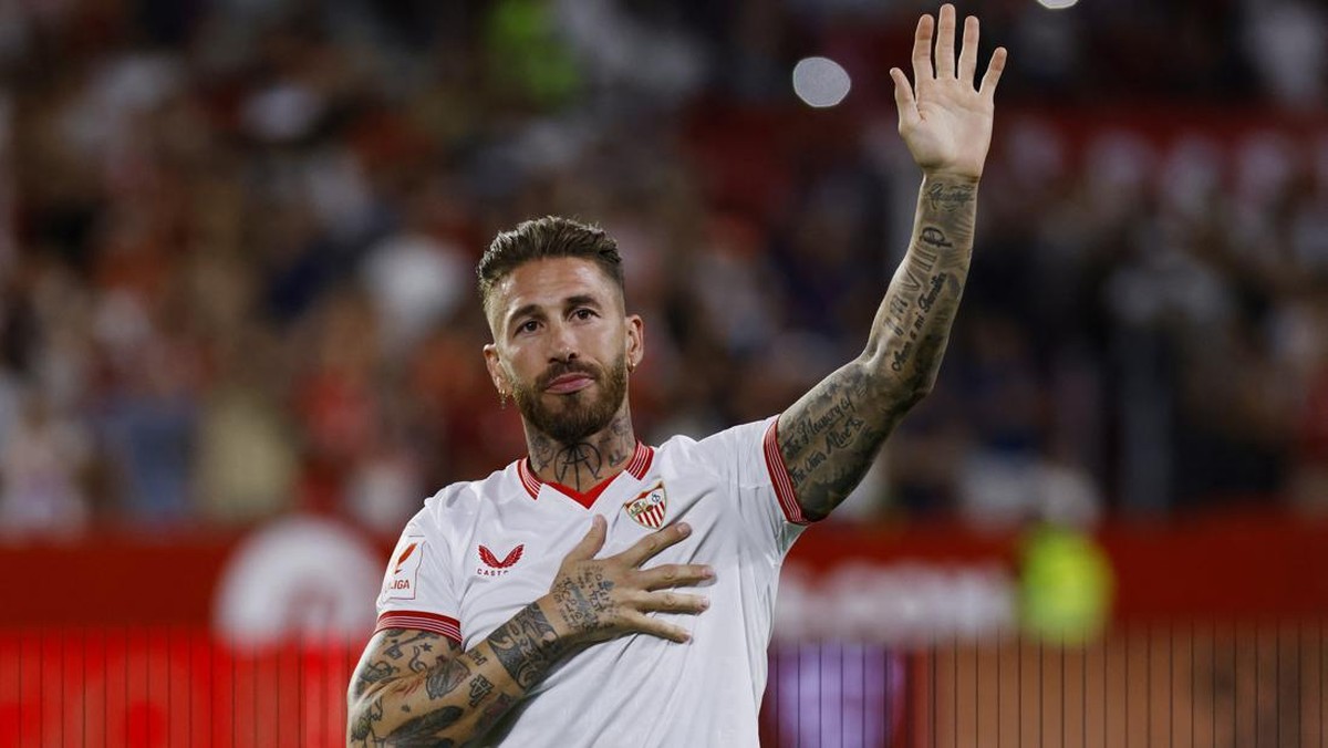Sergio Ramos alami momen kocak saat dikartu merah kala Sevilla melawat ke Real Sociedad. (Foto: REUTERS/MARCELO DEL POZO)