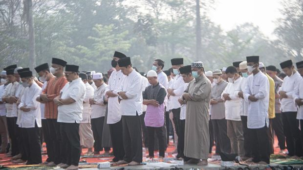 Umat Islam melaksanakan Shalat Istisqa atau salat meminta hujan di halaman Griya Agung Palembang, Sumatera Selatan, Sabtu (30/9/2023). Shalat tersebut dilaksanakan untuk meminta kepada Allah SWT diturunkannya hujan agar bencana kabut asap yang menyelimuti Kota Palembang segera berakhir. ANTARA FOTO/Nova Wahyudi/rwa.