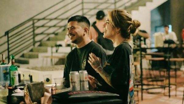 Hamil Anak ke-5, Sheila Marcia Makin Sering Hangout di Kafe