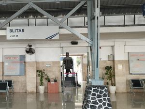 KA Jayakarta Tertemper Forklift di Cikarang, Kereta Tujuan Blitar Telat 2 Jam KA Jayakarta Tertemper Forklift di Cikarang, Kereta Tujuan Blitar Telat 2 Jam