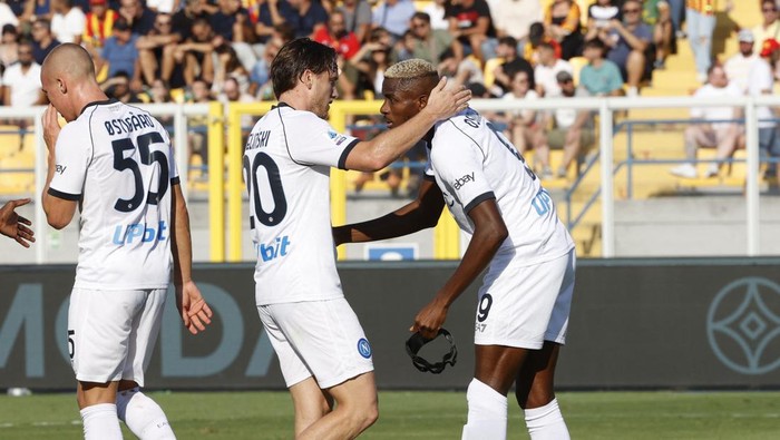 Soccer Football - Serie A - Lecce v Napoli - Stadio Via del mare, Lecce, Italy - September 30, 2023 Napolis Victor Osimhen celebrates scoring their second goal with Piotr Zielinski REUTERS/Ciro De Luca