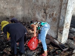 Warga Cari Sisa Barang di Pasar Leuwiliang Usai Kebakaran, Polisi Melarang