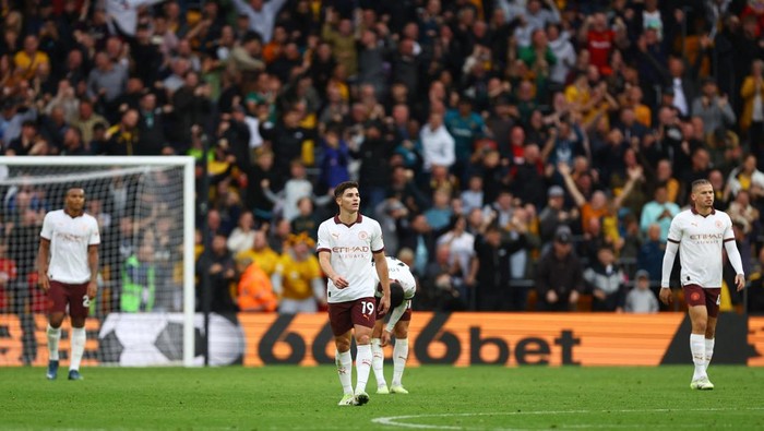 Soccer Football - Premier League - Wolverhampton Wanderers v Manchester City - Molineux Stadium, Wolverhampton, Britain - September 30, 2023 Manchester Citys Julian Alvarez looks dejected after Wolverhampton Wanderers second goal REUTERS/Hannah Mckay NO USE WITH UNAUTHORIZED AUDIO, VIDEO, DATA, FIXTURE LISTS, CLUB/LEAGUE LOGOS OR LIVE SERVICES. ONLINE IN-MATCH USE LIMITED TO 45 IMAGES, NO VIDEO EMULATION. NO USE IN BETTING, GAMES OR SINGLE CLUB/LEAGUE/PLAYER PUBLICATIONS.