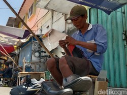 Luka Tusuk dan Cuan Manis Jasa Sol Sepatu di Indramayu