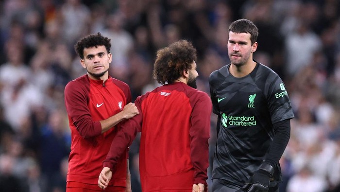 Soccer Football - Premier League - Tottenham Hotspur v Liverpool - Tottenham Hotspur Stadium, London, Britain - September 30, 2023 Liverpools Alisson, Mohamed Salah and Luis Diaz look dejected after the match REUTERS/David Klein NO USE WITH UNAUTHORIZED AUDIO, VIDEO, DATA, FIXTURE LISTS, CLUB/LEAGUE LOGOS OR LIVE SERVICES. ONLINE IN-MATCH USE LIMITED TO 45 IMAGES, NO VIDEO EMULATION. NO USE IN BETTING, GAMES OR SINGLE CLUB/LEAGUE/PLAYER PUBLICATIONS.