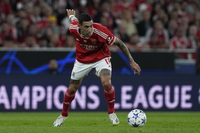 Benficas Angel Di Maria eyes the ball during the Champions League group D soccer match between SL Benfica and Salzburg at the Luz stadium in Lisbon, Wednesday, Sept. 20, 2023. (AP Photo/Armando Franca)