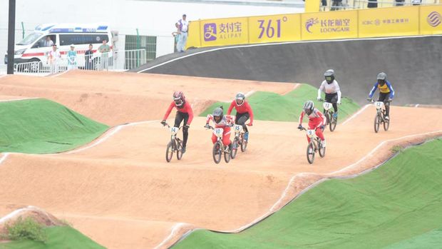 Di cabang olahraga balap sepeda BMX nomor Women's Individual Moto Run 3 Asian Games 2023, Amellya Nur Sifa meraih emas dan Jasmine Azzhra Setyobudi berhak atas perunggu Asian Games 2023