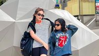 7 Foto Ayu Ting Ting Liburan ke Korea, Gayanya Bak Kakak-Adik Dengan Anak
