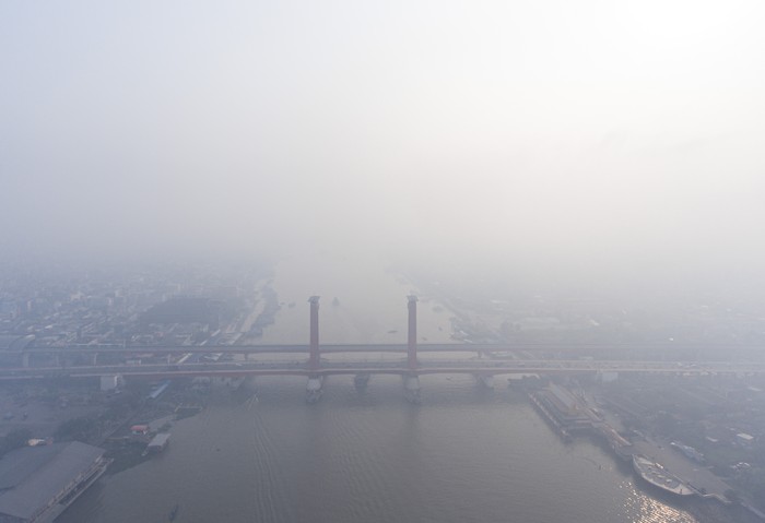 Foto udara jembatan Ampera yang tertutup kabut asap di Palembang, Sumatera Selatan, Minggu (1/10/2023). Berdasarkan data dari Badan Meteorologi, Klimatologi, dan Geofisika kualitas udara di Palembang berada di level berbahaya dampak dari Kebakaran Hutan dan Lahan (Karhutla) yang terjadi di Kabupaten/kota di Provinsi Sumatera Selatan. ANTARA FOTO/Nova Wahyudi/YU