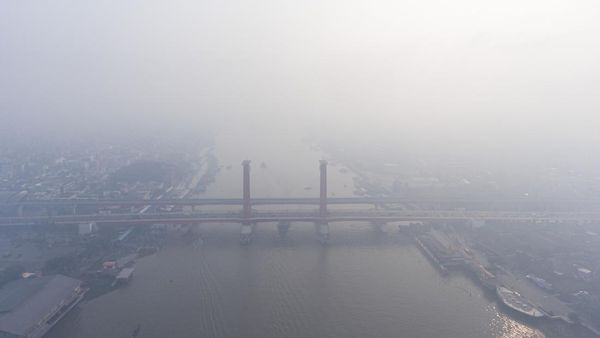 Jembatan Ampera Nyaris Hilang Dikepung Kabut Asap
