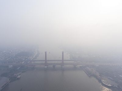 Jembatan Ampera Nyaris Hilang Dikepung Kabut Asap