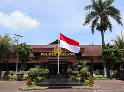 Polres Malang Kibarkan Bendera Setengah Tiang Kenang Tragedi Kanjuruhan