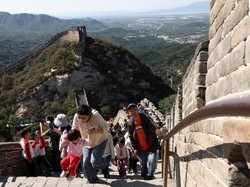 Jangan Ditiru! 2 Turis Pamer Bokong di Great Wall China