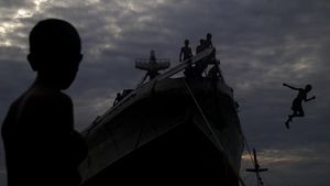 Potret Anak-anak Bermain di Kapal Pengangkut Barang