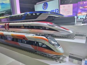 Langsung dari China, Miniatur Kereta Cepat Whoosh Mejeng di Hub Space