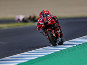 Hasil MotoGP Mandalika 2023: Jorge Martin Crash, Bagnaia Full Senyum! Hasil MotoGP Mandalika 2023: Jorge Martin Crash, Bagnaia Full Senyum!