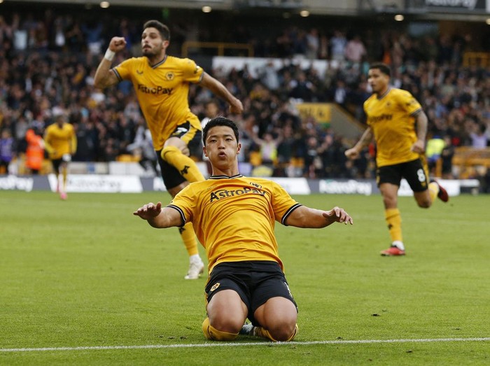 Soccer Football - Premier League - Wolverhampton Wanderers v Manchester City - Molineux Stadium, Wolverhampton, Britain - September 30, 2023 Wolverhampton Wanderers' Hwang Hee-chan celebrates scoring their second goal Action Images via Reuters/Ed Sykes NO USE WITH UNAUTHORIZED AUDIO, VIDEO, DATA, FIXTURE LISTS, CLUB/LEAGUE LOGOS OR 'LIVE' SERVICES. ONLINE IN-MATCH USE LIMITED TO 45 IMAGES, NO VIDEO EMULATION. NO USE IN BETTING, GAMES OR SINGLE CLUB/LEAGUE/PLAYER PUBLICATIONS.