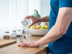 Rasakan Bedanya Minum Air dengan Mineral Esensial