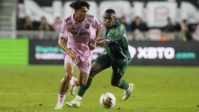 Inter Miami midfielder David Ruiz (41) and New York City midfielder Andrés Perea (15) go after the ball during the first half of an MLS soccer match, Saturday, Sept. 30, 2023, in Fort Lauderdale, Fla. (AP Photo/Marta Lavandier)