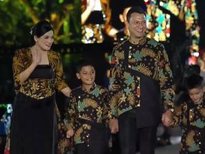 Gaya Artis Pamerkan Batik Bersama Keluarga di Istana Berbatik Gaya Artis Pamerkan Batik Bersama Keluarga di Istana Berbatik