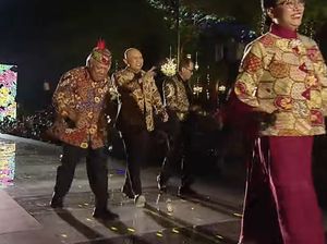 Kapolri-Menteri Ikut Jalan di Catwalk Istana Berbatik, Jokowi: Masa Serius Terus?