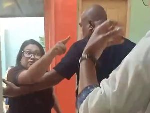 Momen Istri Polisi Ngamuk-Banting Helm di Sekolah gegara Anak Diimunisasi Momen Istri Polisi Ngamuk-Banting Helm di Sekolah gegara Anak Diimunisasi