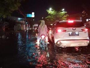 Jalan Letda Sujono Medan Banjir Lagi, Banyak Kendaraan Mogok