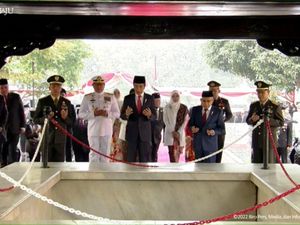 Momen Jokowi-Maruf Amin Berdoa di Sumur Lubang Buaya