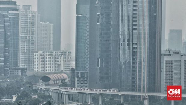 Kualitas udara di Jakarta menduduki posisi kedua sebagai kota dengan udara terburuk di dunia berdasarkan ranking di situs IQAir pada Minggu (1/10/2023). (CNN Indonesia/Andry Novelino)
