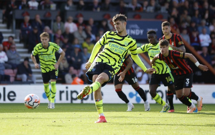 Kai Havertz Soccer Football - Premier League - AFC Bournemouth v Arsenal - Vitality Stadium, Bournemouth, Britain - September 30, 2023 Arsenal's Kai Havertz scores their third goal from the penalty spot Action Images via Reuters/John Sibley NO USE WITH UNAUTHORIZED AUDIO, VIDEO, DATA, FIXTURE LISTS, CLUB/LEAGUE LOGOS OR 'LIVE' SERVICES. ONLINE IN-MATCH USE LIMITED TO 45 IMAGES, NO VIDEO EMULATION. NO USE IN BETTING, GAMES OR SINGLE CLUB/LEAGUE/PLAYER PUBLICATIONS.