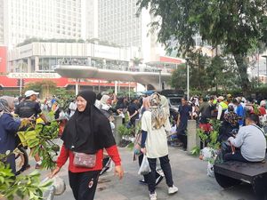 Kurangi Polusi, 30 Ribu Pohon Dibagikan Gratis di CFD Sudirman-Thamrin