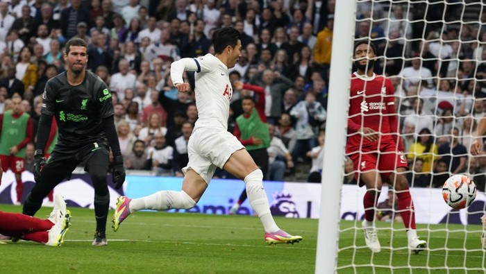 Tottenhams Son Heung-min, center, scores his sides opening goal during the English Premier League soccer match between Tottenham Hotspur and Liverpool at the Tottenham Hotspur Stadium, in London, England, Saturday, Sept. 30, 2023. (AP Photo/Alberto Pezzali)