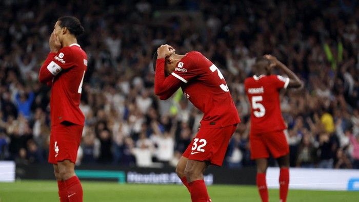 Soccer Football - Premier League - Tottenham Hotspur v Liverpool - Tottenham Hotspur Stadium, London, Britain - September 30, 2023 Liverpools Joel Matip looks dejected after scoring an own goal and Tottenham Hotspurs second Action Images via Reuters/Peter Cziborra NO USE WITH UNAUTHORIZED AUDIO, VIDEO, DATA, FIXTURE LISTS, CLUB/LEAGUE LOGOS OR LIVE SERVICES. ONLINE IN-MATCH USE LIMITED TO 45 IMAGES, NO VIDEO EMULATION. NO USE IN BETTING, GAMES OR SINGLE CLUB/LEAGUE/PLAYER PUBLICATIONS.