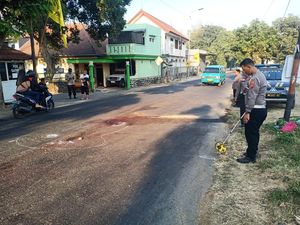 Ahmad Tewas Tertabrak Truk Tangki Air Saat Bonceng Ibu di Pacet Mojokerto Ahmad Tewas Tertabrak Truk Tangki Air Saat Bonceng Ibu di Pacet Mojokerto
