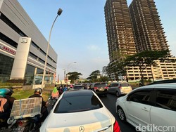 Ada Buyaran Acara BPSDM Jatim, Kawasan Unesa Macet Hampir 1 KM