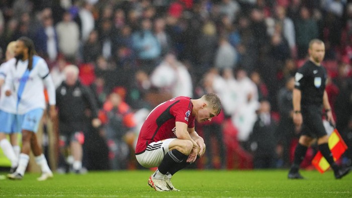 Manchester Uniteds Rasmus Hojlund reacts at the end of the English Premier League soccer match between Manchester United and Crystal Palace at the Old Trafford stadium stadium in Manchester, England, Saturday, Sept. 30, 2023. (AP Photo/Jon Super)