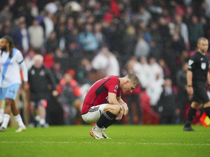 Manchester Uniteds Rasmus Hojlund reacts at the end of the English Premier League soccer match between Manchester United and Crystal Palace at the Old Trafford stadium stadium in Manchester, England, Saturday, Sept. 30, 2023. (AP Photo/Jon Super)