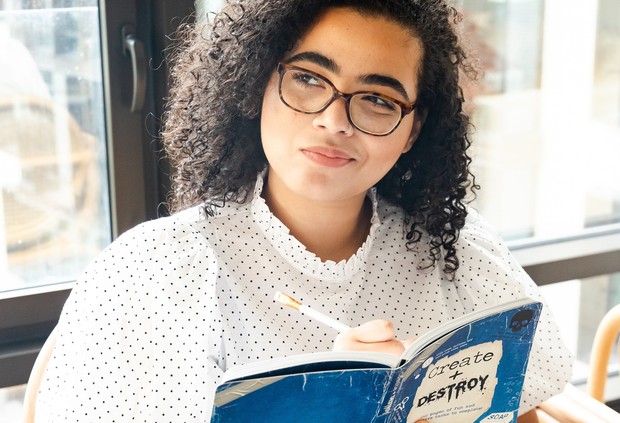 Menerapkan solusi/ Foto: Unsplash.com/ No Revisions Menerapkan solusi