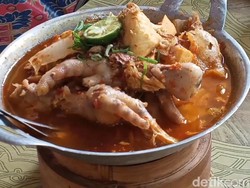 Uniknya Menyantap Seblak Pedas Berwadah Wajan Mini di Purwakarta