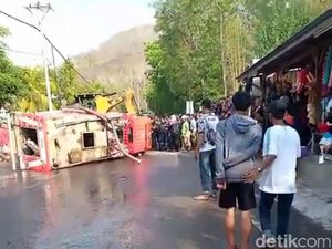 Penampakan Mobil Damkar Terguling saat Menuju TKP Kebakaran Penampakan Mobil Damkar Terguling saat Menuju TKP Kebakaran